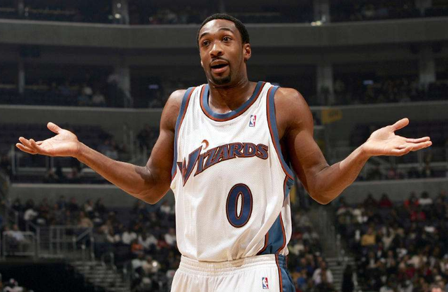 甘超对阿奇姆彭做闭嘴手势，钟义浩扳平比分后做同样手势回击